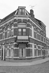 72366 Gezicht op het hoekhuis Vleutenseweg 140 te Utrecht met rechts de ingang van de Riouwstraat.